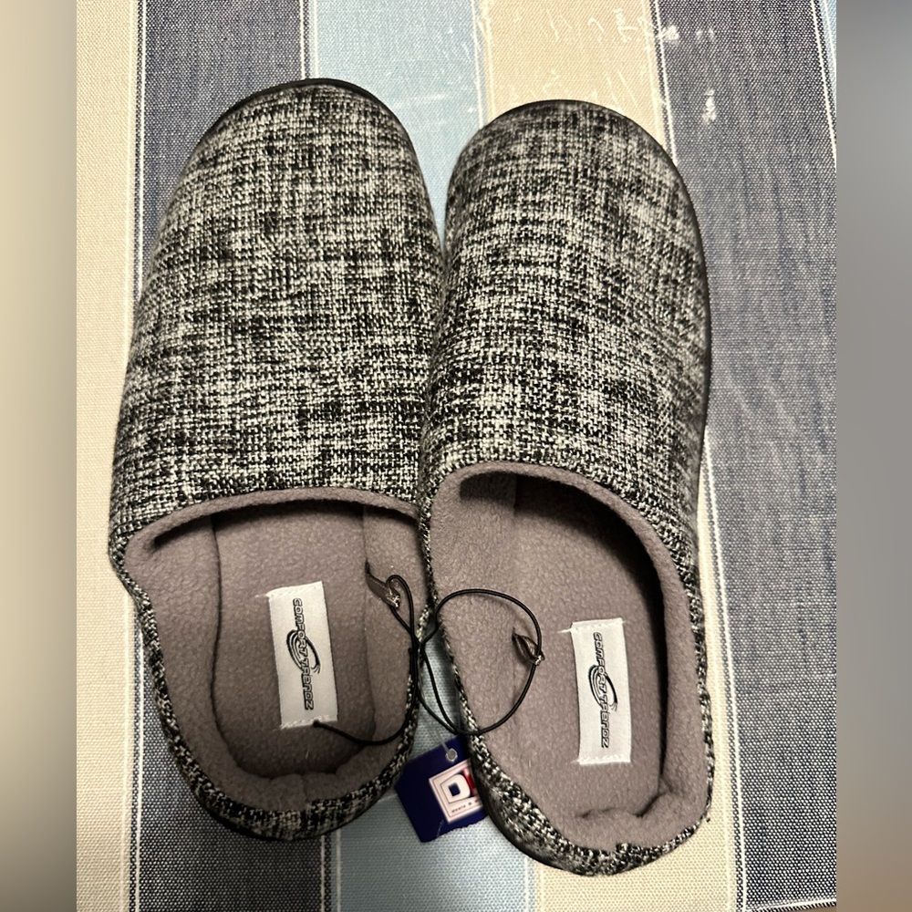 NWT Mens Slippers
